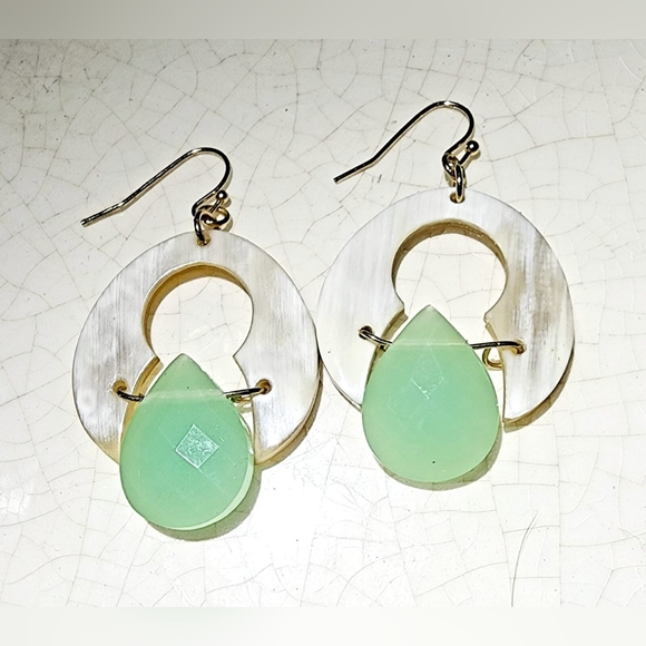 Beautiful abstract buffalo horn green faceted pearlesque teardrop hook earrings - Picture 4 of 7